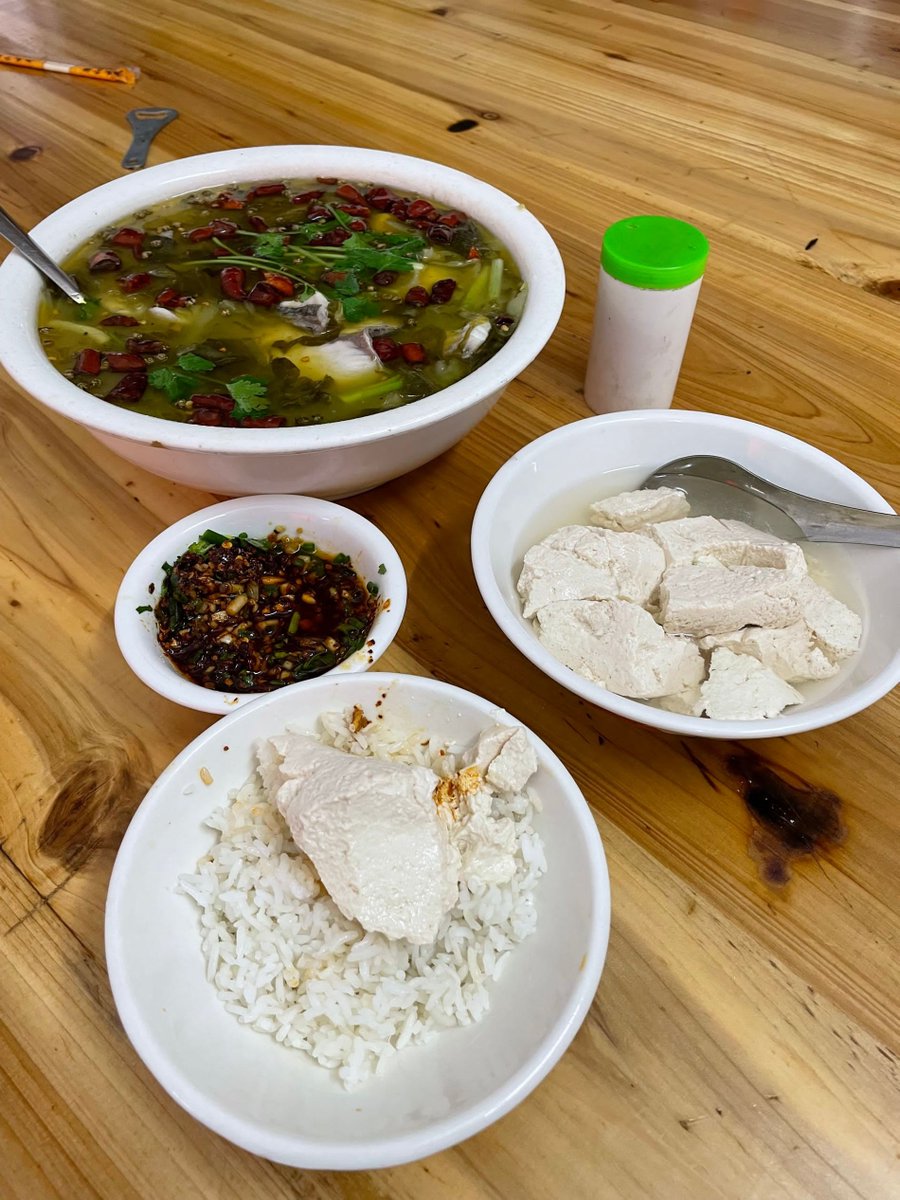 豆花饭与酸菜鱼，有折耳根跟木姜油的蘸水很赞👍