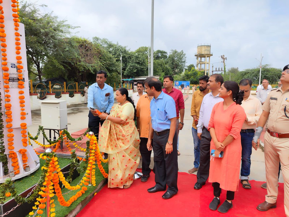 DRMBRCWR's tweet photo. पश्चिम रेलवे के वडोदरा मंडल के छोटा उदेपुर रेलवे स्टेशन परिसर में नव स्थापित 100 फुट ऊंचे स्मारक राष्ट्रीय ध्वज (मॉन्यूमेंटल फ्लैग) का लोकार्पण माननीया सांसद श्रीमती गीताबेन राठवा द्वारा किया गया @WesternRly @RailMinIndia #AazadiKaAmritMahotsav #HarGharTiranga #75stations https://t.co/blMZSFdAOR