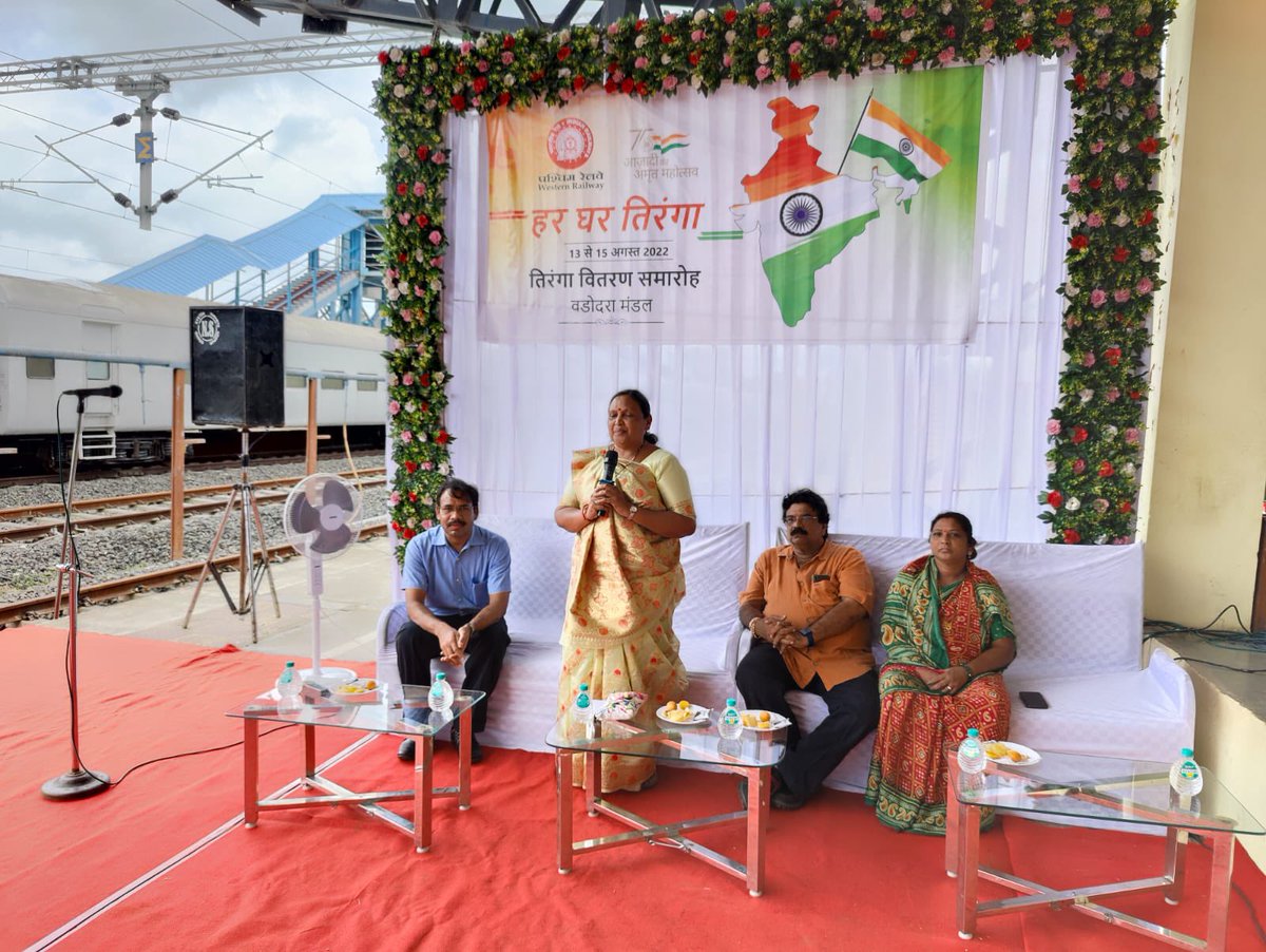 DRMBRCWR's tweet photo. पश्चिम रेलवे के वडोदरा मंडल के छोटा उदेपुर रेलवे स्टेशन परिसर में नव स्थापित 100 फुट ऊंचे स्मारक राष्ट्रीय ध्वज (मॉन्यूमेंटल फ्लैग) का लोकार्पण माननीया सांसद श्रीमती गीताबेन राठवा द्वारा किया गया @WesternRly @RailMinIndia #AazadiKaAmritMahotsav #HarGharTiranga #75stations https://t.co/blMZSFdAOR