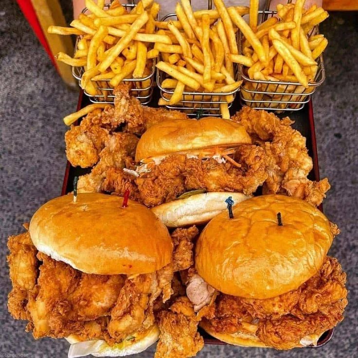 Can't say "no" to #Burger and fries😋😋😋

#SaturdayVibes #Friends