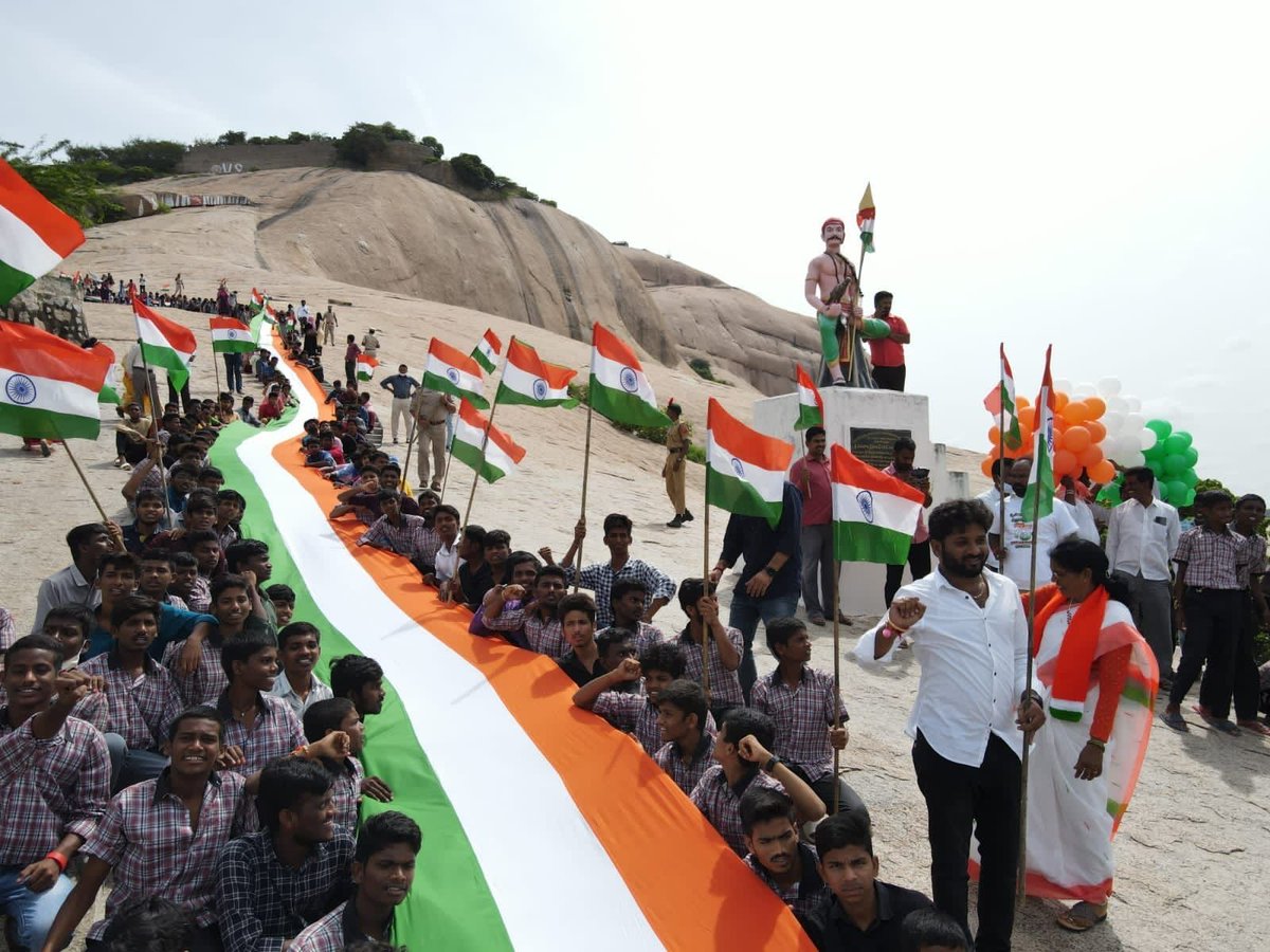 MalkajgiriCop's tweet photo. Today @BhongirTown_PS organized #FreedomRally in part of #SwatantraBharathaVajrotsavalu at Govt jr clg bhongir to bhongir fort. Municipality counselors &amp; employees, #PolicePersonnel, #NCC_Students &amp; local public all about 1000 members participated.
#75YearsOfFreedom 
#IndiaAt75 https://t.co/NLHWXaGf2p