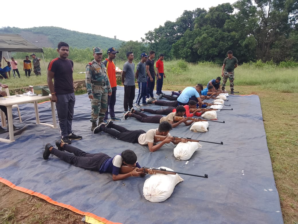 RayagadaNcc's tweet photo. 2(0) Girls Bn Ncc Rayagada
CATC 2.. Camp commandant Col VS. Srinivas under the supervision of  Rifle Shooting Training
@narendramodi 
@Sriniva78045045 
@kalinga_sagar 
@Naveen_Odisha 
@LtSasmita 
@chinmayee246 https://t.co/7nLt18xiix