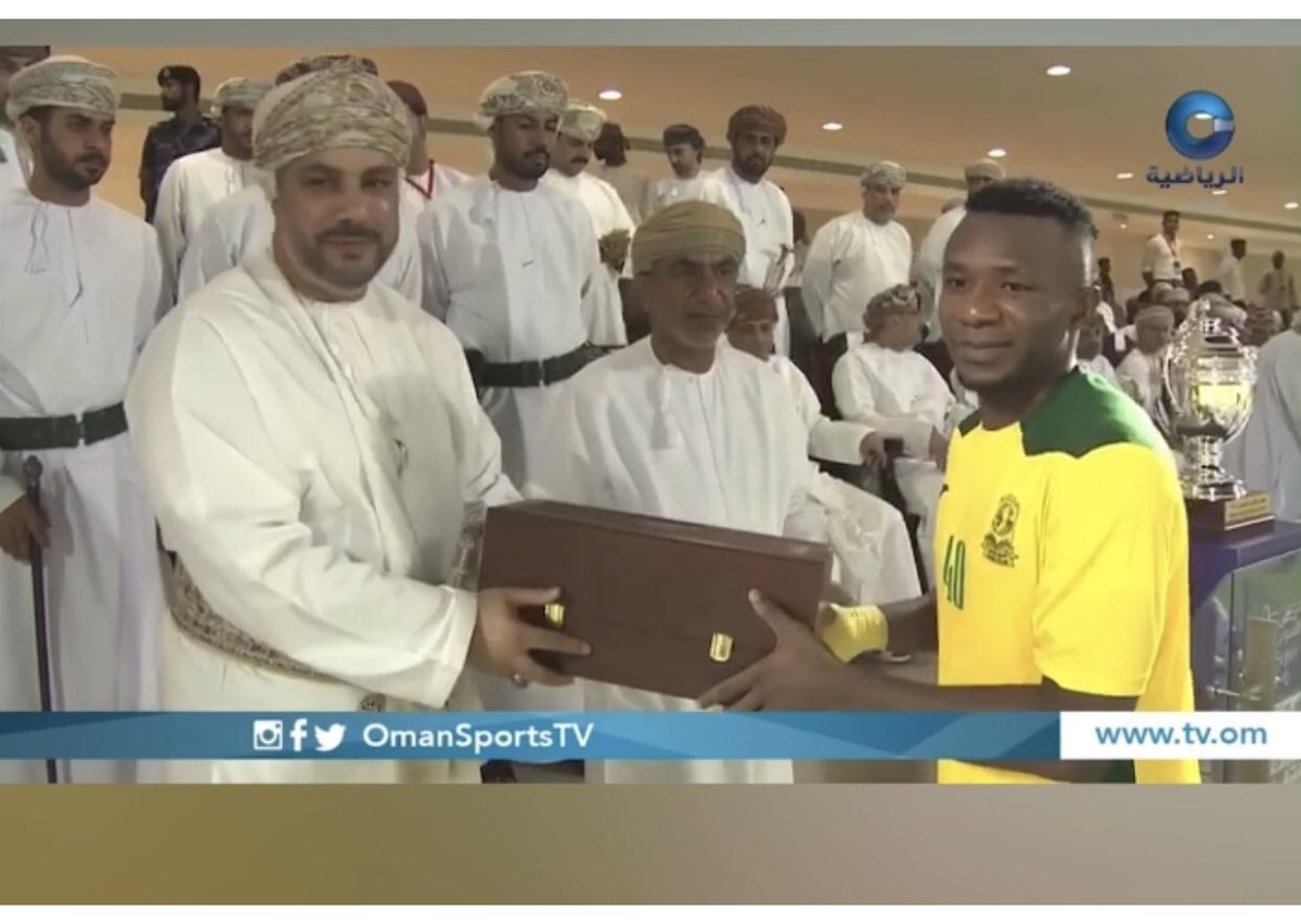 في كأس السوبر العماني:
* لا جائزة مالية للبطل أو الوصيف!!
*جائزة أفضل لاعب في المباراة عبارة عن طقم عطور🙄!!!! 
————-
هكذا ال"سوبر" وإلا فلا☺️
مع خالص التقدير لدوريات الفرق الأهلية وجوائزها .