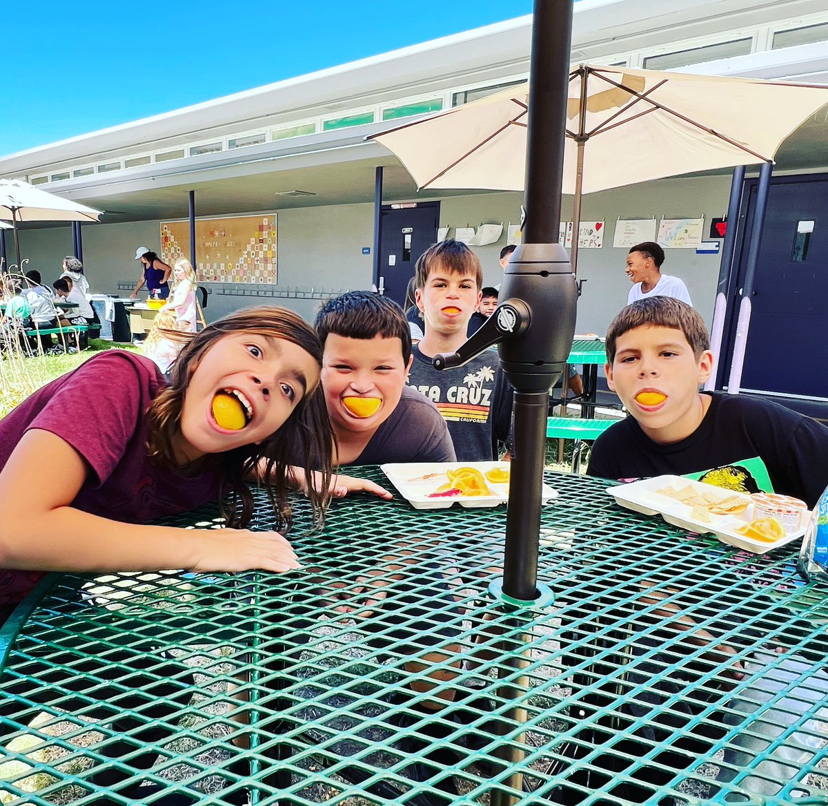 MsKoontzMDUSD's tweet photo. When the big kids want to take a picture🥰🙌🏼🥰I never say no! #fullheart #gatorprin https://t.co/3Mm0OpDYt4
