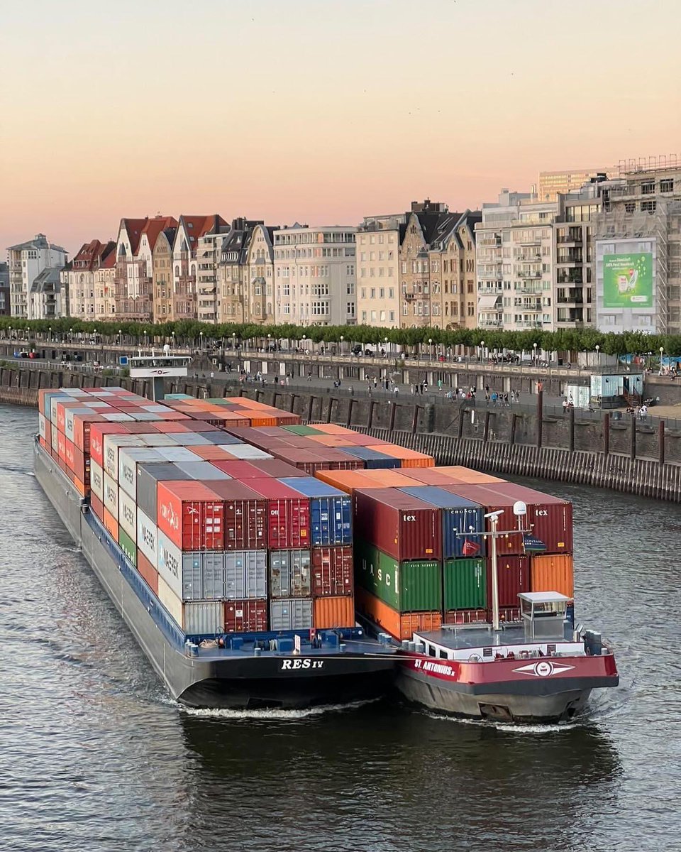 twingel001's tweet photo. Laag water? Ja. Maar zeg nu niet telkens dat scheepvaart niet (meer) mogelijk is. Het is alleen wat meer uitdagend met lagere waterstanden. Zie foto hieronder, ondanks de lagere waterstand is deze scheepscombinatie ‘gewoon’ met 666 teu onderweg op de Rijn (bij Düsseldorf). https://t.co/vAijmqKasX