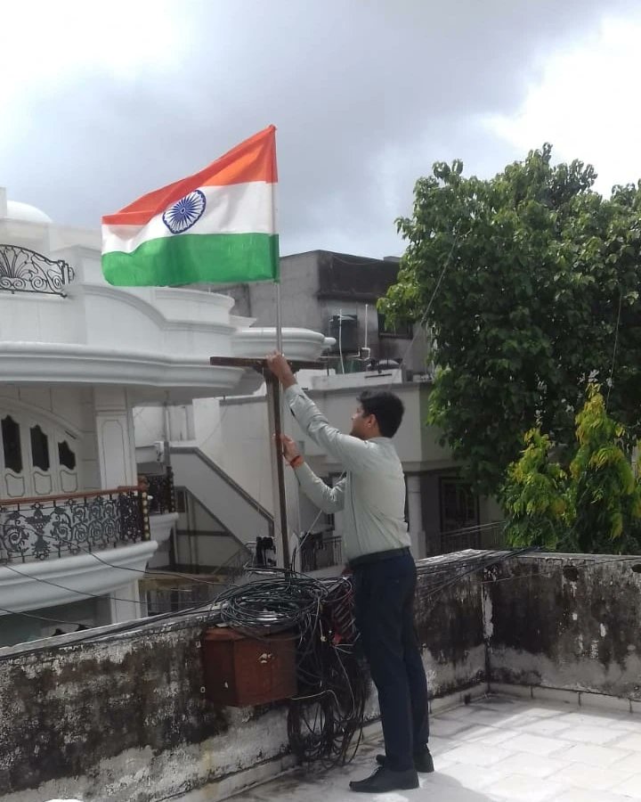 KulinDrew's tweet photo. देश की शान को और बढ़ाएं
सभी देशभक्ति के रंग में रंग जाएं
महानायकों के सम्मान में तिरंगा फहराएं

आइये, 13 से 15 अगस्त तक #HarGharTiranga अभियान को सफल बनाएं. 🇮🇳🙏🧡#AzadiKaAmritMahotsav

@bjp4gujarat @bjp4india 
@narendramodi @AmitShahOffice
@sanghaviharsh @CRPaatil
@MySuratMySMC https://t.co/qbW3vqj4zT