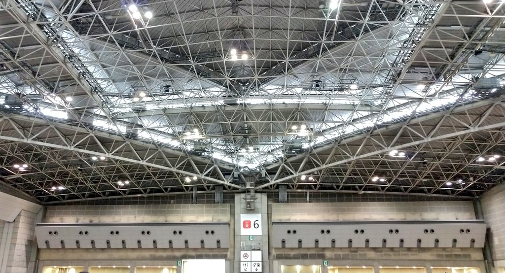 恵比寿→原宿→コミケにきました。東の入場口が東8で、もう入る前からクタクタ😵💫でもフォロワーさんに挨拶出来たし、学生時代憧れていた先生の本買ったら中にサイン書いてもらえた😭来てよかった…