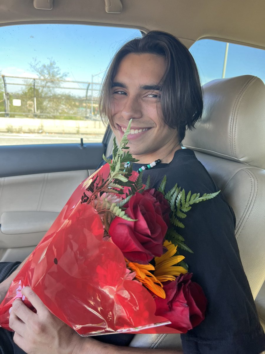 pura_mortem's tweet photo. Girls go buy ur boy flowers; they deserve some🥰🥰 https://t.co/8v8KLORYsZ
