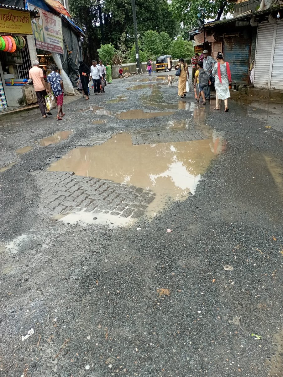 166Ward's tweet photo. प्रभाग क्रमांक - १६६ मधील एम .एन. रोड, व बैल बाजार मार्केट येथील रस्त्यांची दुर्दशा! @mybmc @mybmcWardL @mybmcRoads https://t.co/9jHTDkRzgP