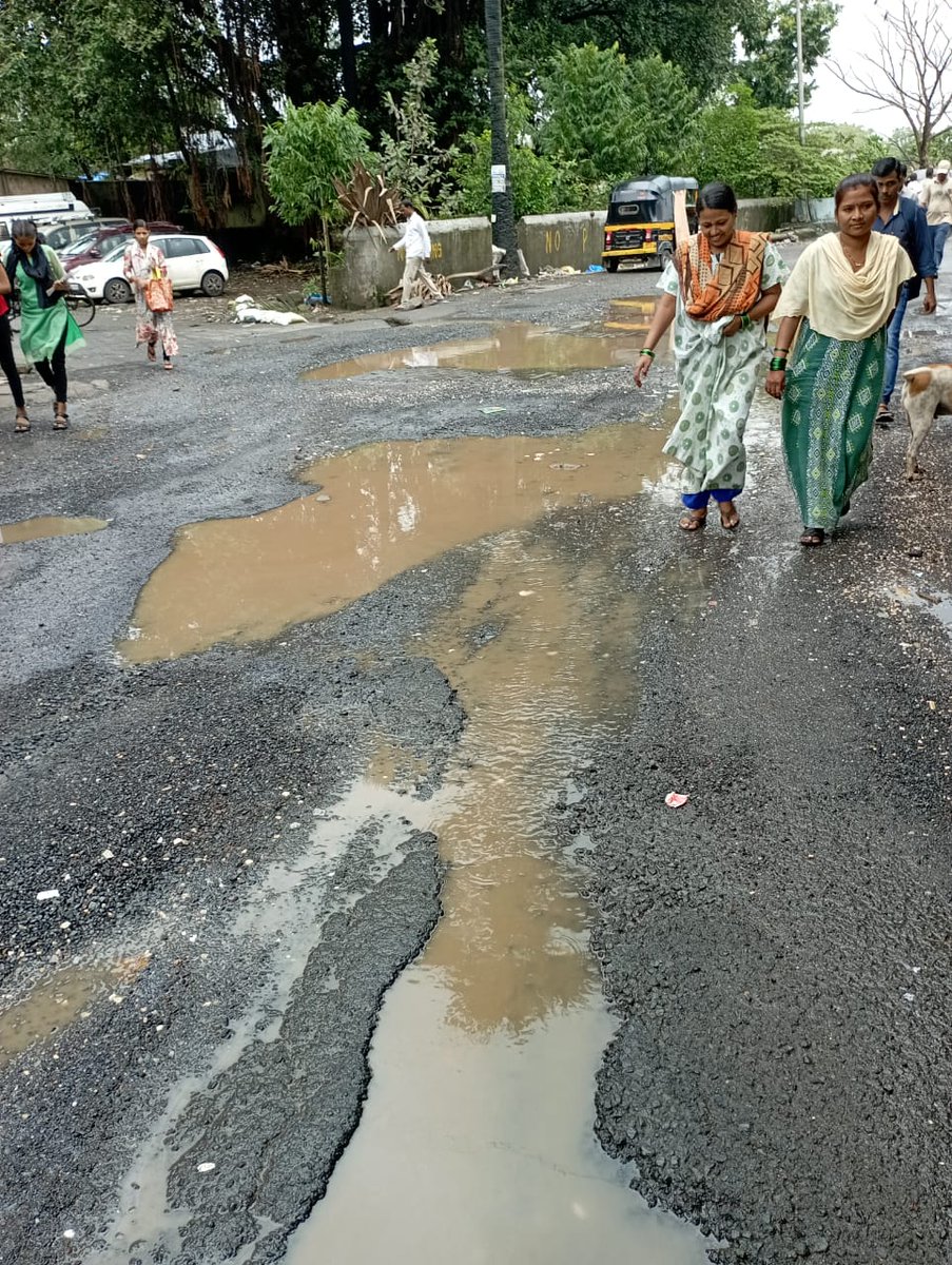 166Ward's tweet photo. प्रभाग क्रमांक - १६६ मधील एम .एन. रोड, व बैल बाजार मार्केट येथील रस्त्यांची दुर्दशा! @mybmc @mybmcWardL @mybmcRoads https://t.co/9jHTDkRzgP