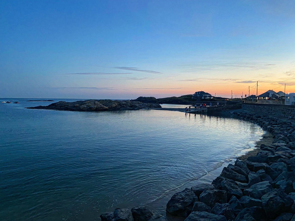 StefRobinson's tweet photo. Last light yesterday evening outside Ocean’s Edge at Trearddur Bay. Lovely evening and great food👌 #TrearddurBay #OceansEdge #Anglesey #NorthWales #Landscape #RobinsonRoams https://t.co/aWcyejgnmp