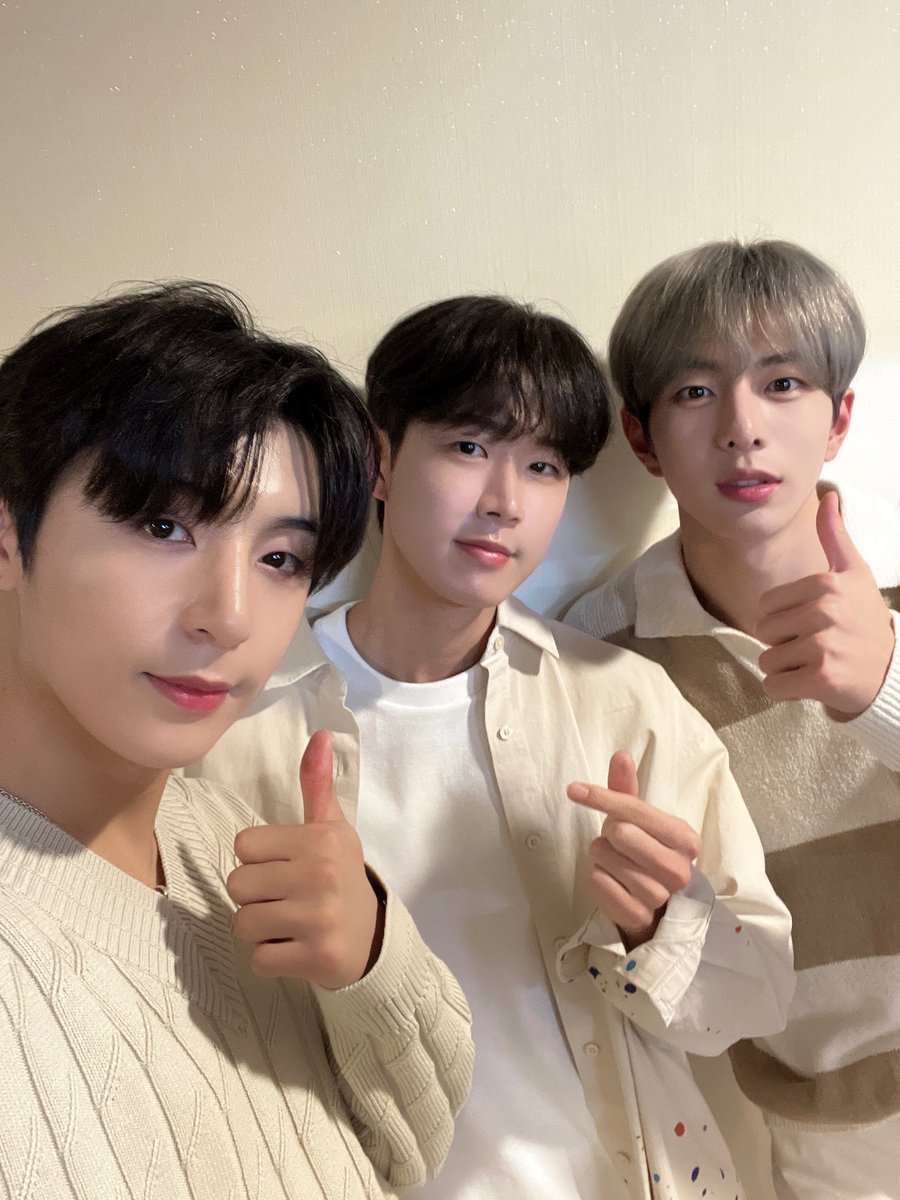 GoldenChild's tweet photo. [💡] #골드니스 여러분!
잠시 후 PM 8:30 SBS 파워FM ‘#웬디의영스트리트’
#Y #동현 #보민 이 출연합니다.
바쁘다 바빠 골드니스 사회💫❗️❗️
우리 와동봄🫶이랑 영스에서 놀아요😸

#GoldenChild #골든차일드 
#AURA #아우라 #Replay #리플레이
#GoldenChild_AURA #GoldenChild_Replay https://t.co/ubdrHIwQJm