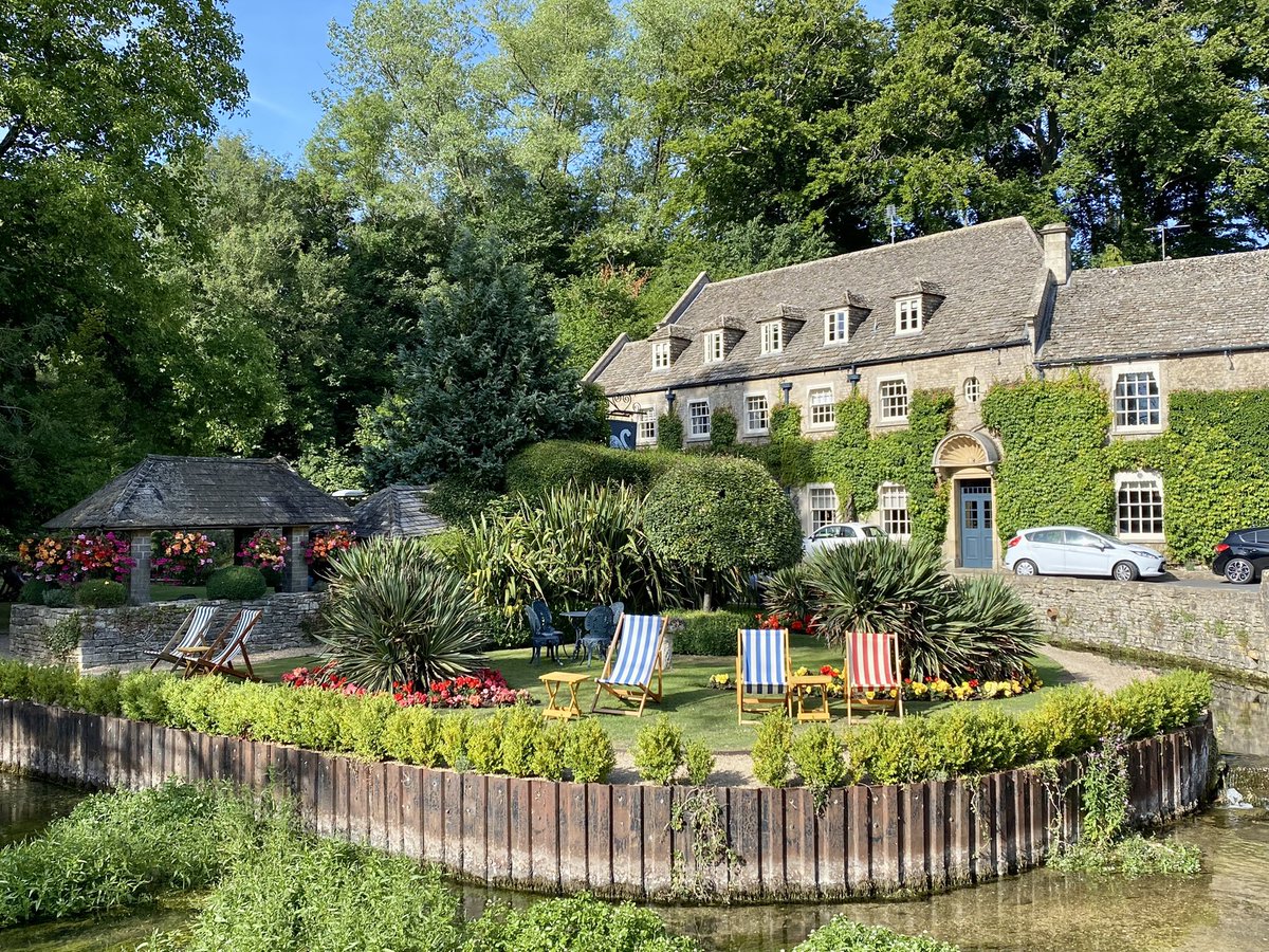 rm_0101__'s tweet photo. 久しぶりに海外で過ごす夏休み🇬🇧🇧🇪
空気感だけで癒された〜🍃🍃
湾岸に住んでから初めて成田利用したけど、イオンからバス1本で行けて便利🥹🫶🏻 https://t.co/Y5XzjF5z0l