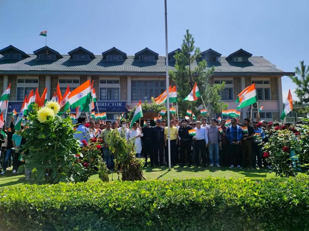 nitsriofficial's tweet photo. NIT Srinagar organised Tiranga Yatra under Har Ghar Tiranga campaign to mark the 75 years of Independence Azadi ka #AmritMahotsav on 13th August 2022. https://t.co/qbok34YUaB