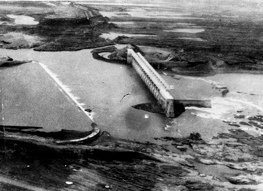 mariobianchi18's tweet photo. Il #13agosto 1979, dopo 10 giorni di pioggie monsoniche, crolla la diga di #Macchu e la città di Morvi in India, va sott’acqua. Il bilancio dei morti varia da 1800 fino a 25000. La commissione d’inchiesta dopo 18 mesi di indagini sarà sciolta senza giungere ad alcuna conclusione. https://t.co/380VxNhzao