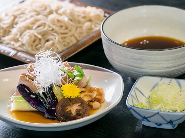 KiyoshiSoba's tweet photo. フジテレビ「タカトシ温水の路線バスで！」にて 深大寺そば きよし を紹介していただきました。
看板の鴨せいろと、夏メニューの梅わかなをお召し上がりいただきました。

皆様も夏のおでかけに是非、深大寺へお越しください。 https://t.co/3W6ILTgrvN