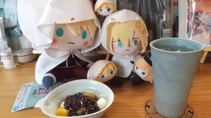お盆だからあんこを求めて来ましたよぉお!!!(小さい怪獣から逃げてきたとも言う)うちの初期刀閣下と初鍛刀乱ニキでツーショット 