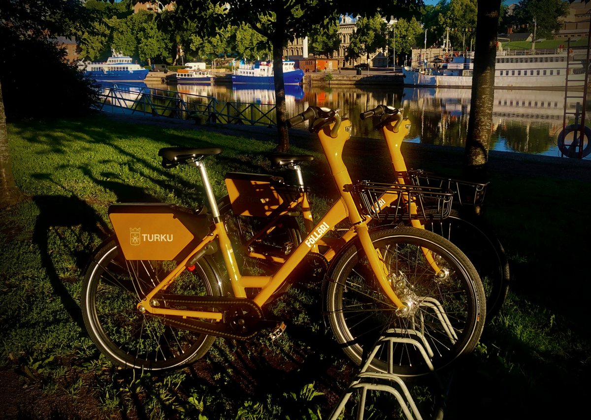OlliSulin's tweet photo. Nää uudet föllärit eli Turun kaupunkipyörät on mukavia menopelejä.  Pyöräasemia on Turussa yli sata ja pyöräilykausi kestää lokakuun loppuun. @VisitTurku @cityofturku @Love_Turku ©OlliSulin https://t.co/3uZpnIgNFI