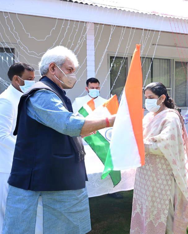 RadioChinar's tweet photo. LG @manojsinha_ started the #HarGharTiranga  campaign by distributing National flags among Raj Bhawan staff today.
#Kashmir 
@MayorofS @neeraj_rajput 
@gauravcsawant @AsadamAijaz 
@MinOfCultureGoI @FatimaDar_in 
@republic @ANI 
@MirJunaidJKWP @diprjk @MIB_India https://t.co/XVTFXEggF7