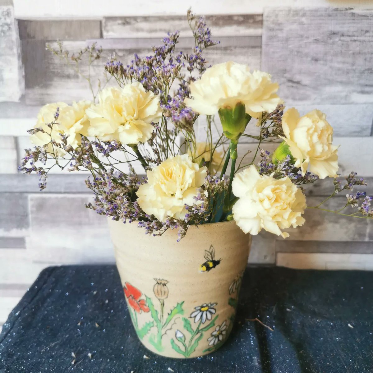 King28Sarah's tweet photo. Just Flowers in a handmade vase.. 😊 That is all..

#SaturdayMotivation #saturday #handmade #flowers #vase #weekendsunshine #weekend https://t.co/p7eBtVtDdN