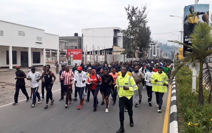 MusanzeDistrict's tweet photo. Kuri uyu wa 6, Mayor @ramuli_janvier yifatanyije n'Abatuye mu Mujyi wa Musanze muri Siporo ya bose #CarFreeDay. Siporo yitabiriwe n'abantu benshi mu  ngeri zitandukanye. @Rwanda_Sports @AuroreMimosa @RwandaLocalGov @gatjmv @RwandaNorth @NyirarugeroD @AMpuhwe @kamaxelle https://t.co/FlNXPdV7Pd