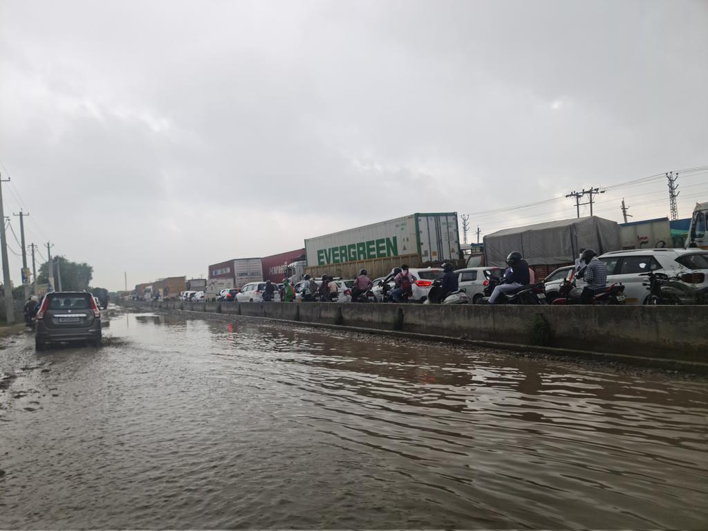 imRavikum0110's tweet photo. Anotherday
Heavy traffic at Kapriwas bothways..again
And this is not due to water logging. 
@TrafficGGM
@NHAI_Official @nitin_gadkari @narendramodi https://t.co/I4GCmogXq0