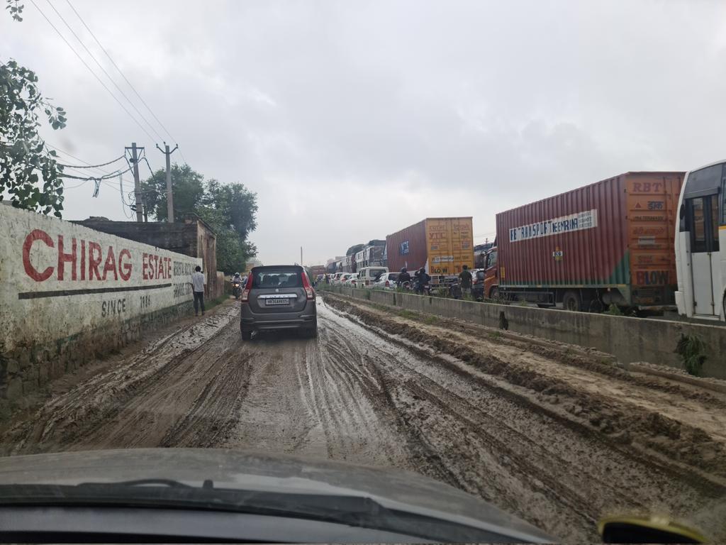 imRavikum0110's tweet photo. Anotherday
Heavy traffic at Kapriwas bothways..again
And this is not due to water logging. 
@TrafficGGM
@NHAI_Official @nitin_gadkari @narendramodi https://t.co/I4GCmogXq0