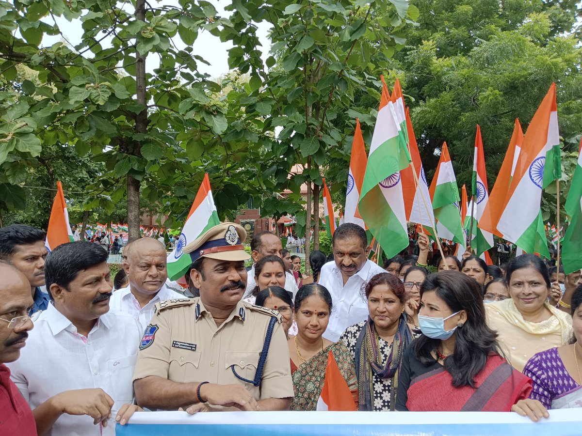 sanitationmck's tweet photo. #MCK organized #FreedomRally as part of the #SwatantraBharathaVajrotsavalu Participated Hon,ble Mayor, CP,Add.Collector,ACLB,Dy.Mayor,etc #PolicePersonnel, #NCC_Students &amp; local public participated
#75YearsOfFreedom 
#IndiaAt75 @cdmatelangana @RoopaMishra77 @cdmatelangana https://t.co/eV9PLPbNHr