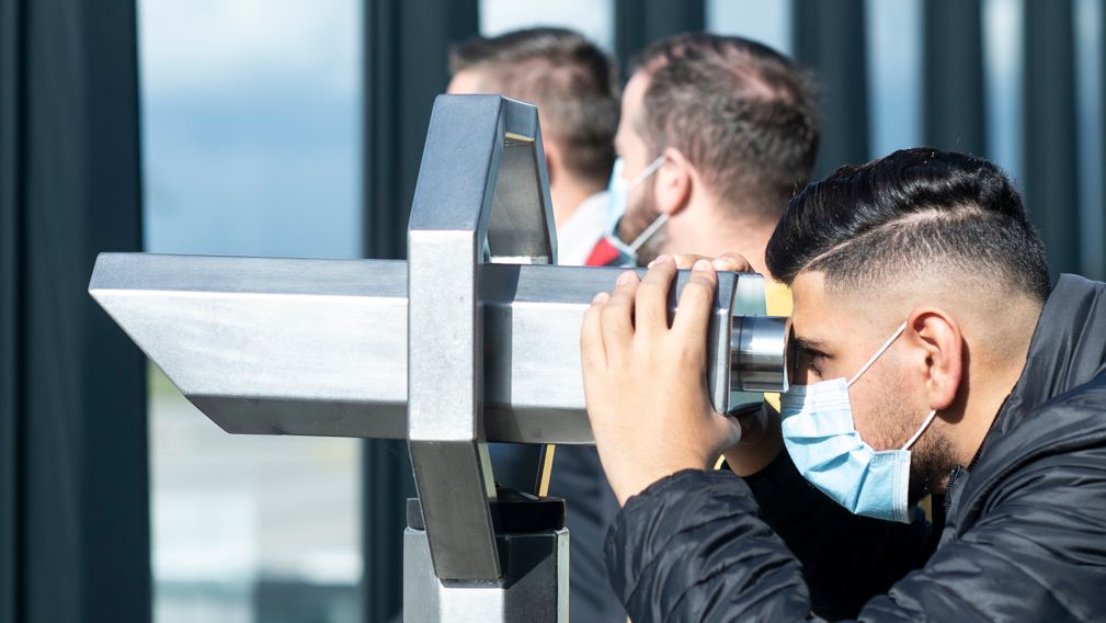 berlinairport's tweet photo. Experience #BER live on our visitor terrace daily from 8 a.m. to 8 p.m. and be thrilled by a fascinating view – a real highlight for young and old. https://t.co/HYeq52wz48
#berlinairport #helloBER https://t.co/h7PpnbT5h0