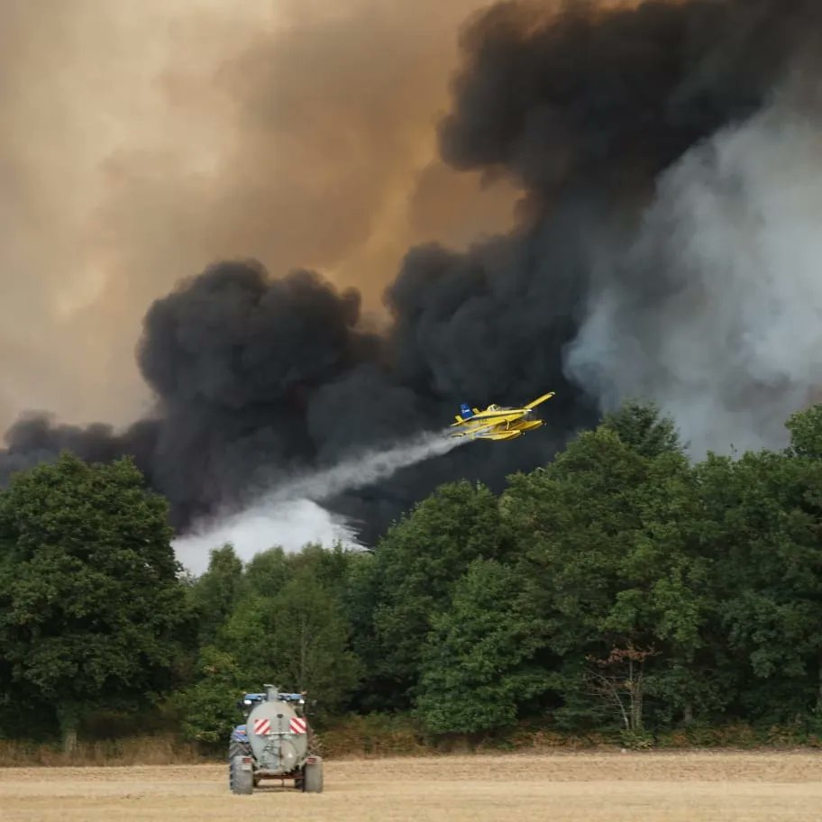 SaintCyrCoet's tweet photo. Nos soldats du feu engagés aux côtés du #SDIS56 et @SDIS35officiel renforcés des sapeurs-pompiers du Grand-Ouest.
Ensemble pour lutter contre l' #incendie qui s'est déclaré sur la commune de #Campénéac.
Pompiers, agriculteurs, volontaires, militaires. Tous mobilisés.
MERCI ! https://t.co/sGw20Ui9cn