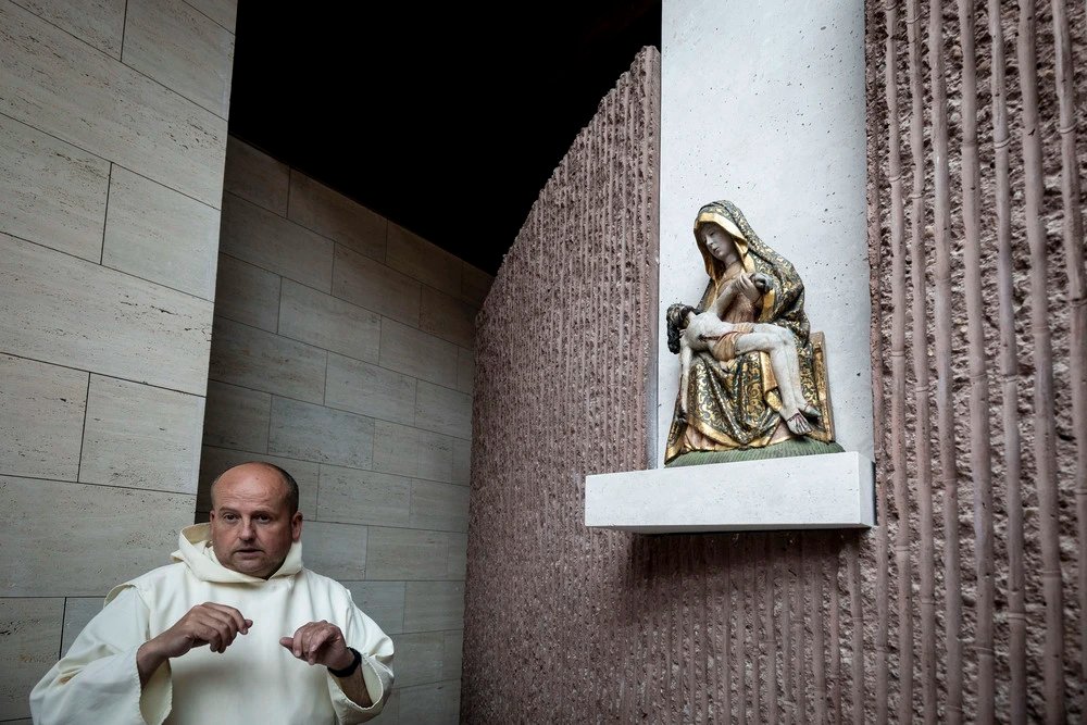 Los cartujos de Miraflores sacan por primera vez de la clausura esta preciosa "Piedad" del siglo XV. ¡Estoy deseando verla en vivo!
👉diariodeburgos.es/Noticia/ZC8187… [en <a href="/diariodeburgos/">Diario de Burgos</a>, foto: #PatriciaGonzález] 
<a href="/cartujadeburgos/">Cartuja Miraflores</a> #Burgos