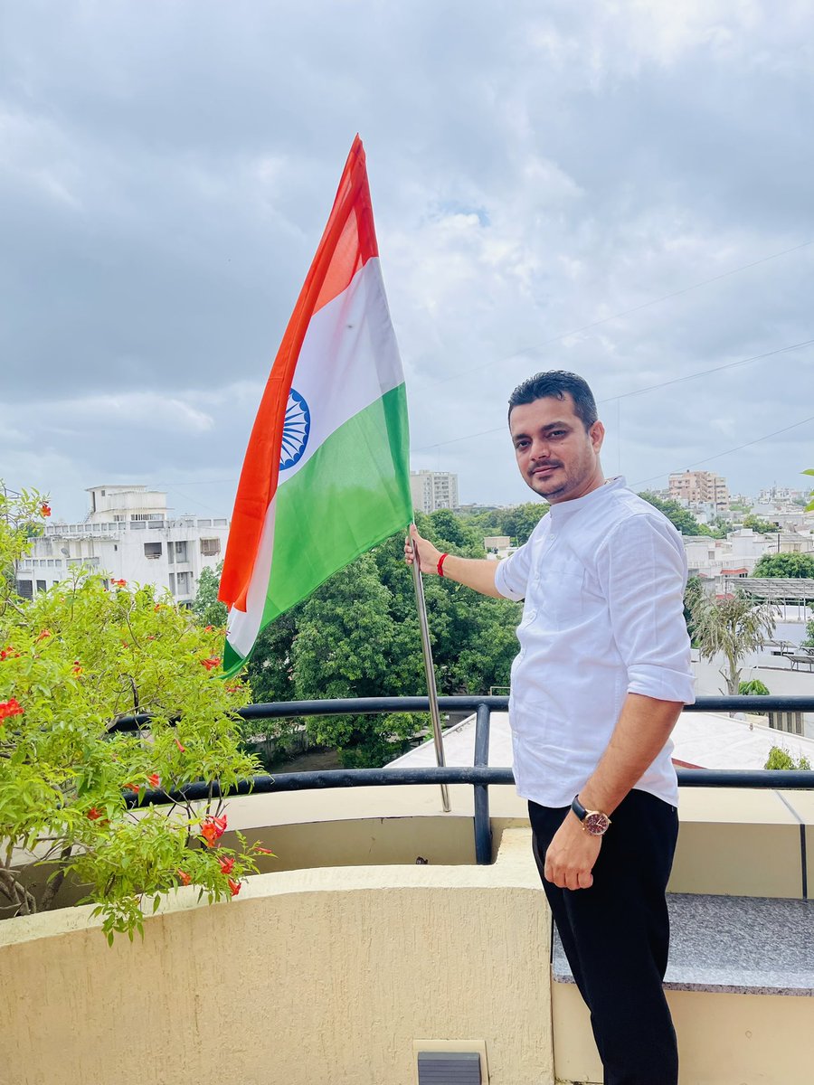 ikaushaldave's tweet photo. ભારત દેશના યશસ્વી પ્રઘાનમંત્રી શ્રી @narendramodi જીના #HarGharTiranga અભિયાનના આહવાન પર આજે  ત્રીરંગો લગાવી દેશના નાગરીક તરીકેની ફરજ પુરી કરી. 

આપસૌ પણ આ દેશભક્તીના અભિયાનમા જોડાવો અને તમારો ત્રીરંગા સાથેનો ફોટો https://t.co/So5MDB0AdA પર અપલોડ કરો https://t.co/AvhxK46Ud9
