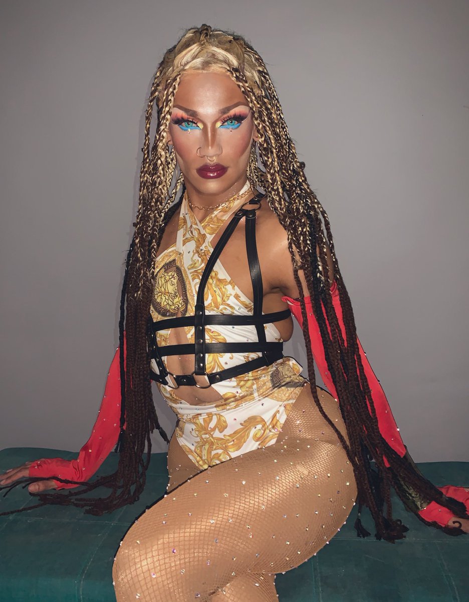 SymphonyQueen1's tweet photo. 🧶 EL PODER DE LAS TRENZAS INDISCUTIBLES🧶
#me #drag #dragqueen #mexico #Guadalajara #venezuelanqueen #makeup #notfilter #Versace #like #photo #picture #makeupdrag #model #fitness #body #followers #follow #new https://t.co/aegpdjwzpZ