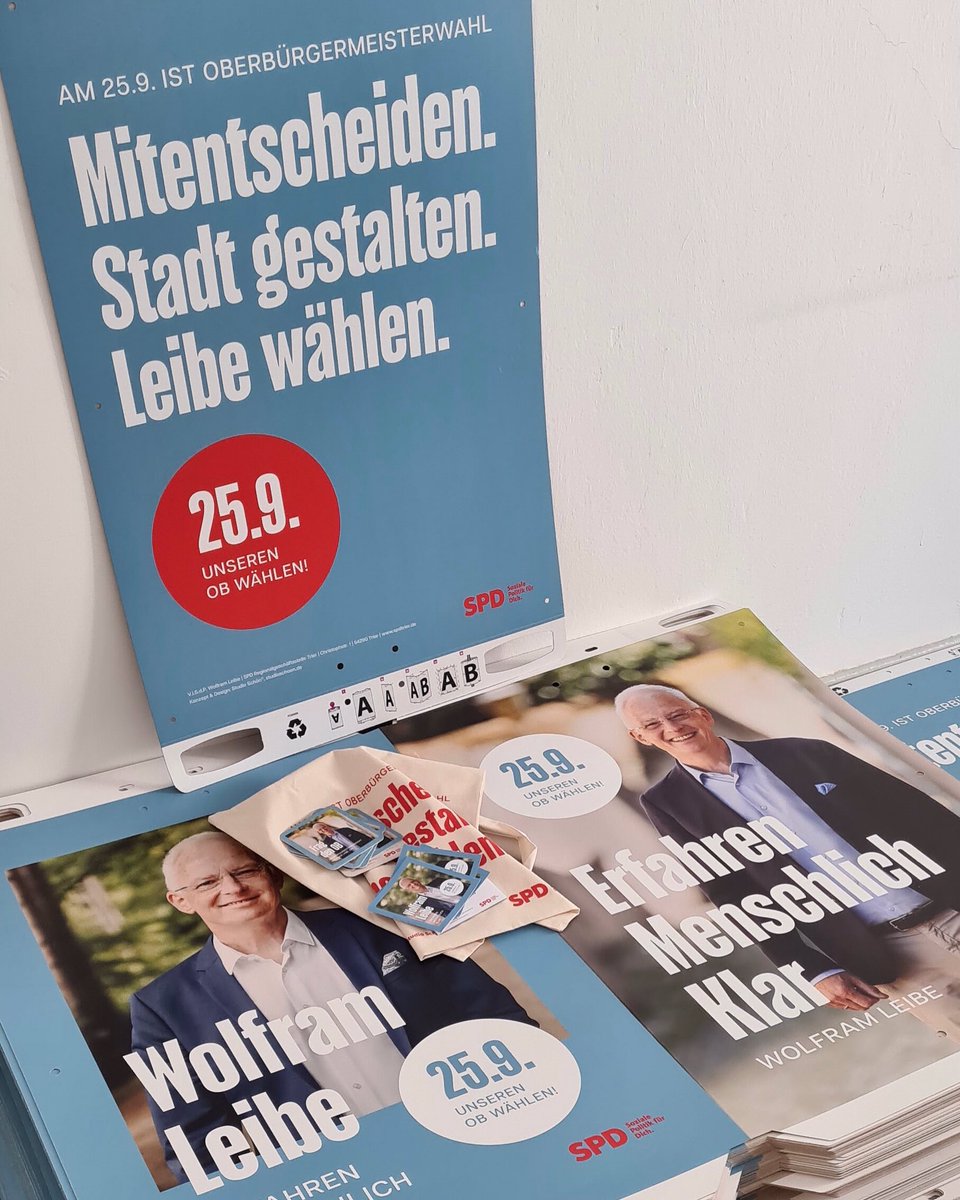 spdrlp's tweet photo. Heute wird in #Trier plakatiert. Damit Wolfram #Leibe am 25. September erneut zum #Oberbürgermeister gewählt wird, geben die Genoss:innen aus Trier schon jetzt alles. Das ist voller Einsatz. 💪🏼
#spd #teamspdrlp #rheinlandpfalz #wahl #Demokratie https://t.co/DHQ3jV1WcY