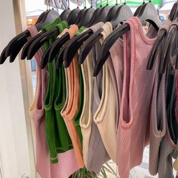 Hamkdy_'s tweet photo. 8. Moliven🦞 (https://t.co/9mMSTBKfoX)
Crop top ที่ชอบที่สุดในตอนนี้ เป็นครอปที่ใส่สวยมากกㅠㅠ  ผ้านุ่ม ดีไซน์สวย ใส่แล้วไม่ตัน ตัดเย็บดี ข้างหน้าดีไซน์ให้เว้าสั้นกว่าข้างหลัง แต่เลือกความสั้นได้ เราใส่ 13 inches กำลังสวย✨ ชอบจนไปซื้อสีขาวมาเพิ่ม เชียร์เลย ใส่ได้บ่อยชัวร์! https://t.co/MZ1H78sanG