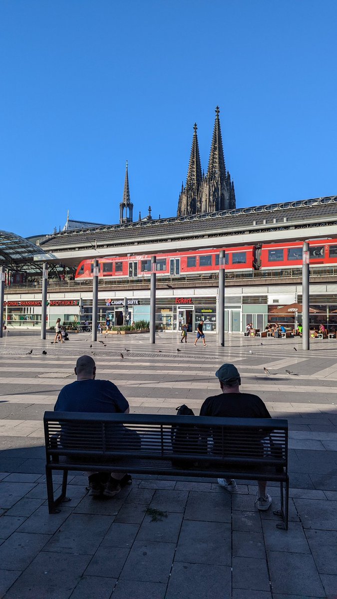 boydroid's tweet photo. Guten Morgen #Köln #Hauptbahnhof. #streetphotography #p6p https://t.co/veYufXMOzX