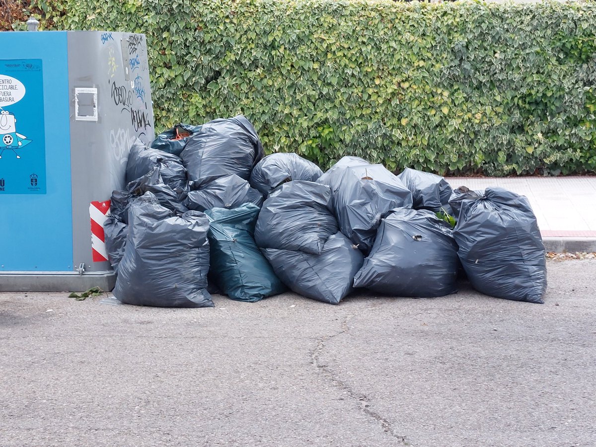 PANALE2's tweet photo. #Moralzarzal continúa tranquilamente tirando al vertedero cientos de toneladas de restos de jardines. Años de coste económico y ambiental insostenible. Poco civismo, pésimo servicio y gestión patética. ¡Recogida municipal a puerta ya de restos de jardines! ¿¿A qué 👹 esperan?? https://t.co/Z09Cbf35Mc