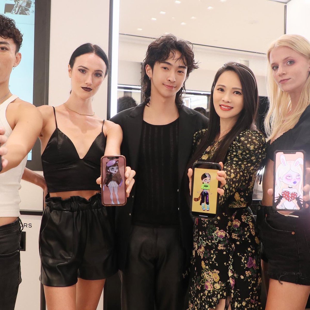 AnnieYi0304's tweet photo. Yesterday we just ended the theirsverse NFT event with ATELIER BEAUTÉ CHANEL, 💄Thersverse is creating a trendy, young and unisex Web3 IP! 🎉@Hyphen316309 
@Theirsverse !also thanks the beautiful community @IconGirlNFT for join us！ https://t.co/V0Q5uXAEna