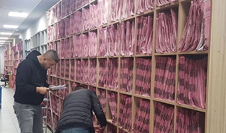 Türk Milleti temel gıdayı alamıyor. Et, süt, meyve artık lüks tüketim haline geldi.
Enflasyon yüzde 200'ü aştı. Maaşında haciz olmayan işçi ve memur sayısı yok denecek kadar az.
Saray ve çevresi ülkeyi yağmalarken, Türk Milleti yaz sıcağında bir bardak suyu 5 liraya zor içiyor!