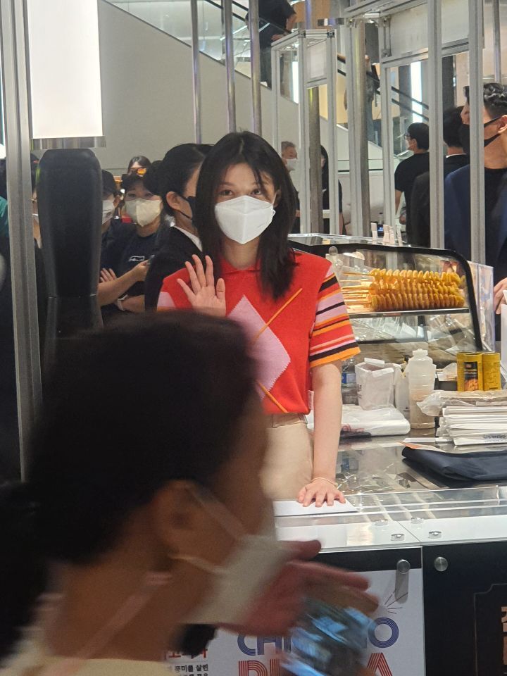yoojbyul's tweet photo. ✋ and her back view ✨

© 푸른미소 via fancafe https://t.co/cwLJDhnXL6