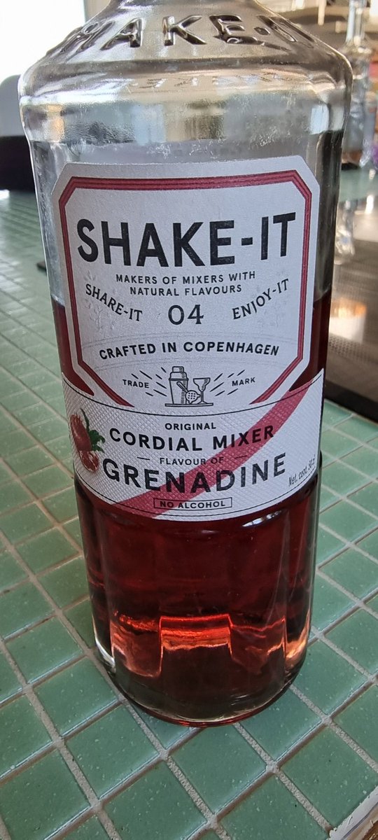 JacobVolstrup's tweet photo. Kalder #cocktailtwitter!
Mange lækre cocktails kræver grenadine. De seneste par år har varianten fra Shake-it rullet ind i de danske supermarkeder (se billede).
MEN!
Den vil jeg virkelig fraråde!
Den er tynd og smagløs sammenlignet med mange andre, fx den fra Rose's eller Monin. https://t.co/0fGlFaGd4Z