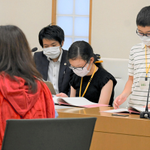 童話を題材に模擬裁判!白雪姫を毒リンゴで殺害しようとした王妃に対して小学生が出した判決は？