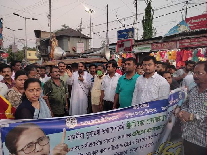 LalKanaia's tweet photo. রাজনৈতিক স্বার্থে বারংবার CBI ও ED কে ব্যবহারের বিরুদ্ধে এবং নিরপেক্ষ তদন্তের দাবিতে প্রতিবাদ মিছিল  রায়গঞ্জ শহরে।
#BJPHataoDeshBachao
@MamataOfficial @abhishekaitc @AITCofficial https://t.co/uS7SDgvV3z