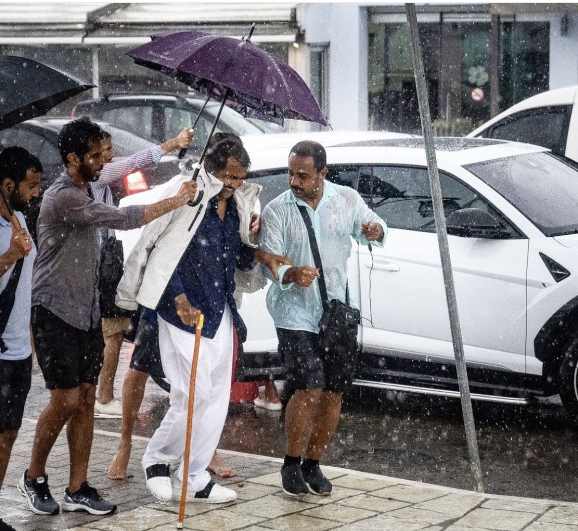 حظ المطر اللي استصب فوق متنك
اختاره الله في المكان المناسب 🤍 🌧