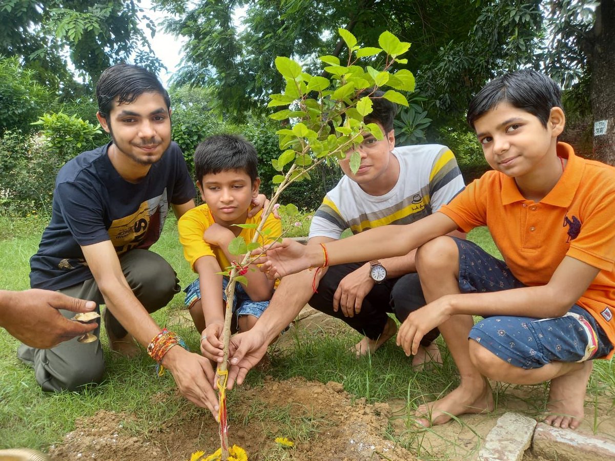 Kiranbajaj1805's tweet photo. @paryavaran_mitra walks the talk! Raksha Bandhan took on a deeper meaning at our campus in Shikohabad UP. The Paryavaran team and it's wider family members celebrated with the trees, for the trees and around the trees. Wishing all brothers and sisters a green and happy future 🙏🏾 https://t.co/T6aArfArGZ