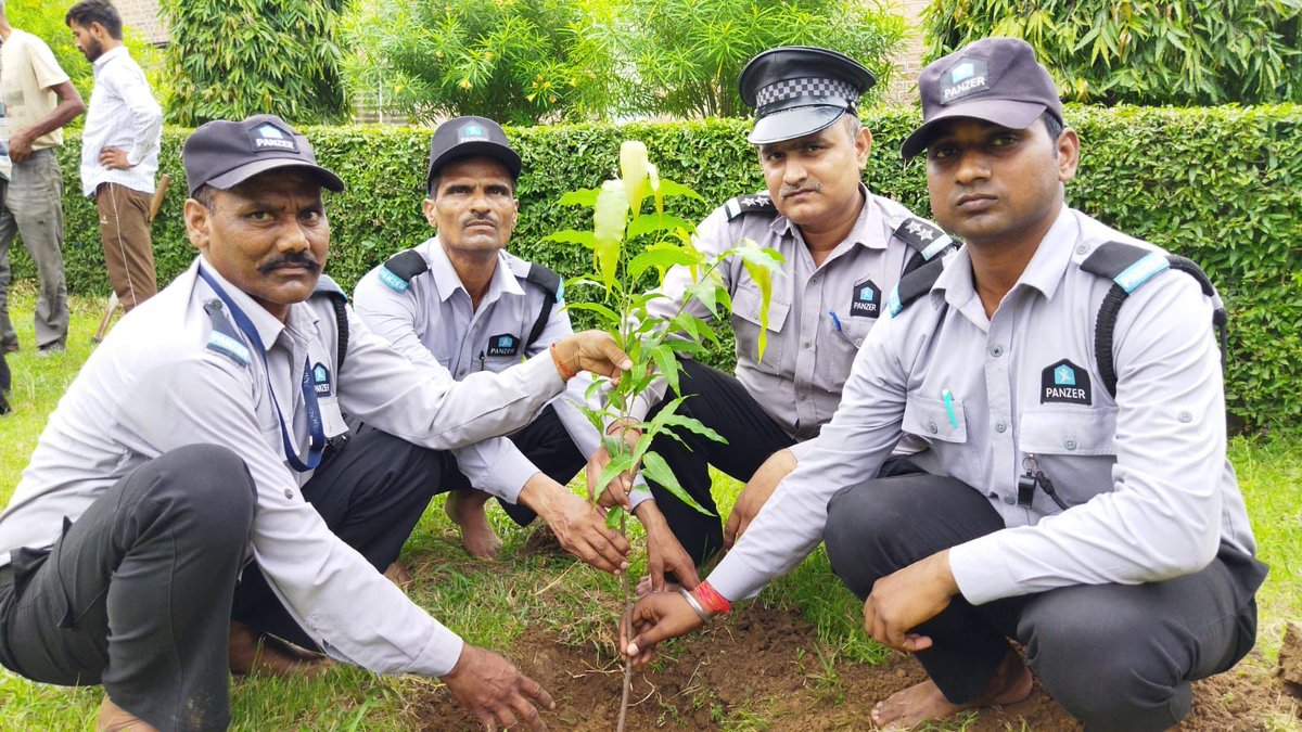 Kiranbajaj1805's tweet photo. @paryavaran_mitra walks the talk! Raksha Bandhan took on a deeper meaning at our campus in Shikohabad UP. The Paryavaran team and it's wider family members celebrated with the trees, for the trees and around the trees. Wishing all brothers and sisters a green and happy future 🙏🏾 https://t.co/T6aArfArGZ