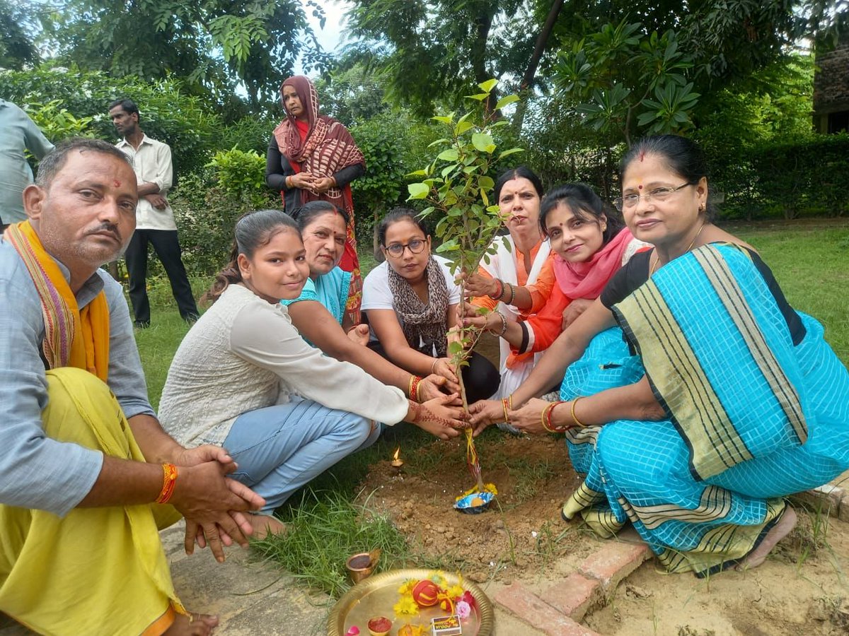 Kiranbajaj1805's tweet photo. @paryavaran_mitra walks the talk! Raksha Bandhan took on a deeper meaning at our campus in Shikohabad UP. The Paryavaran team and it's wider family members celebrated with the trees, for the trees and around the trees. Wishing all brothers and sisters a green and happy future 🙏🏾 https://t.co/T6aArfArGZ