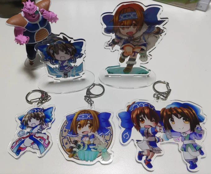 明日、東へ-47b「小柄処」で委託販売します。新作グッズは令サムリムルルアクキーです。小柄氏の準新作グッズもありますよ。すみません!お品書きを書く暇がないので写真をアップしました。お値段は次のツイートにて。あ!それと明日は感染が拡大の影響のためスケブを中止します。 