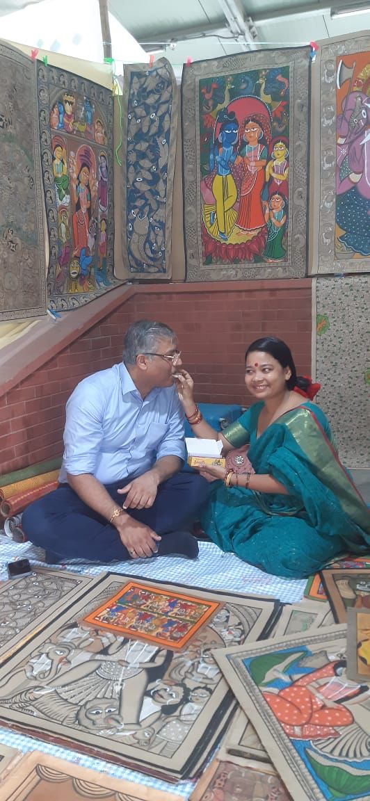 haathkabana's tweet photo. Our artisans are our family.
Mamoni chitrakar, an artist who has been practising Bengal Pattachitra and Santhal art. She has been tying rakhi every year since we have met.
#rakshabandhan #haathkabana #mamonichitrakar #santhal #bengalpattachitra #artisansofindia #handcrafted https://t.co/rG4QfoGzrR