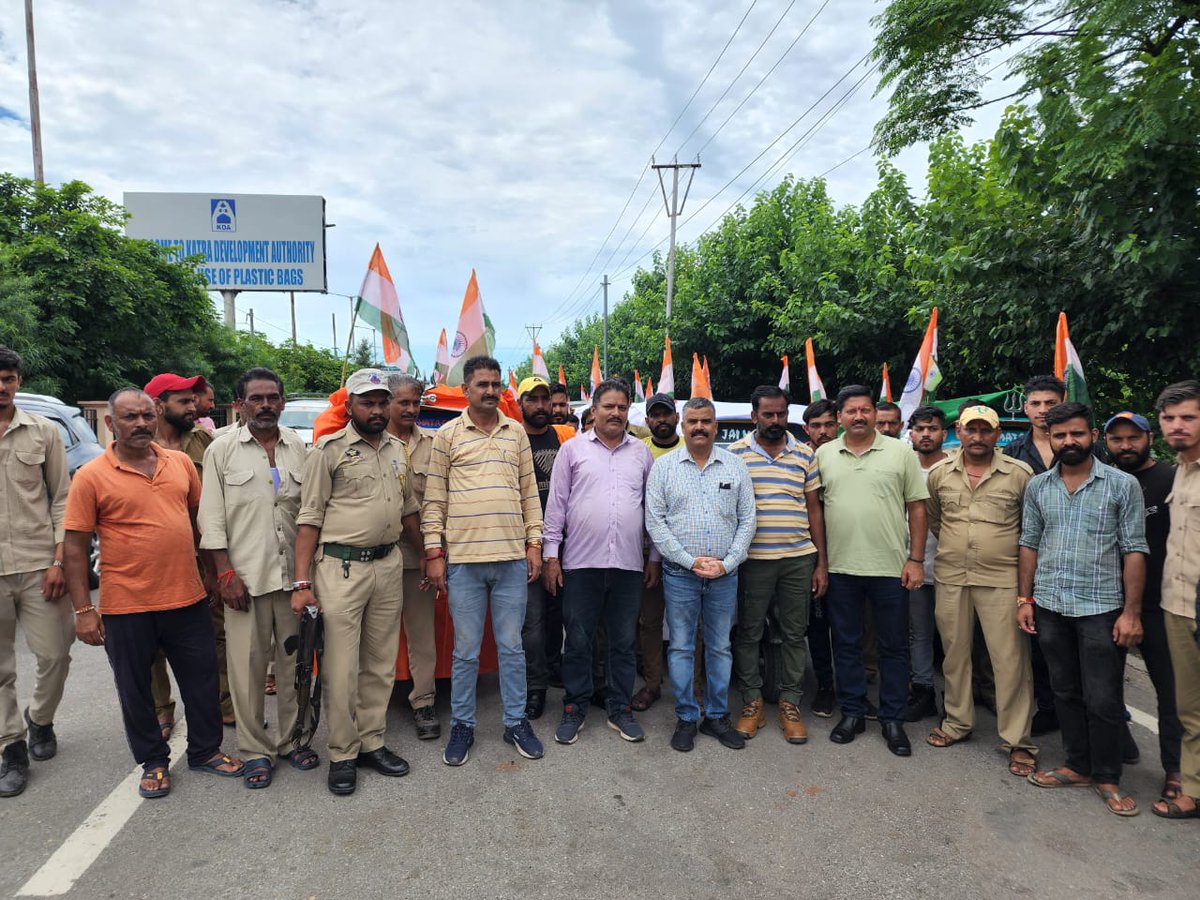 dioreasi1's tweet photo. The Tiranga is an emotion,love &amp; pride. Auto Union, Schools &amp; other Stakeholders under d guidance of ARTO Reasi observing Har Ghar Tiranga Cmpgn and taking patriotism 2 new heights  by creating a picturesque view.
@OfficeOfLGJandK @DMReasi @diprjk @ddnews_jammu https://t.co/bqgyxlbgbr